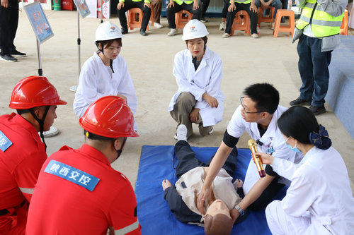 211716275465183201.jpg 方家村立交項目開展高空墜落應(yīng)急演練3.jpg